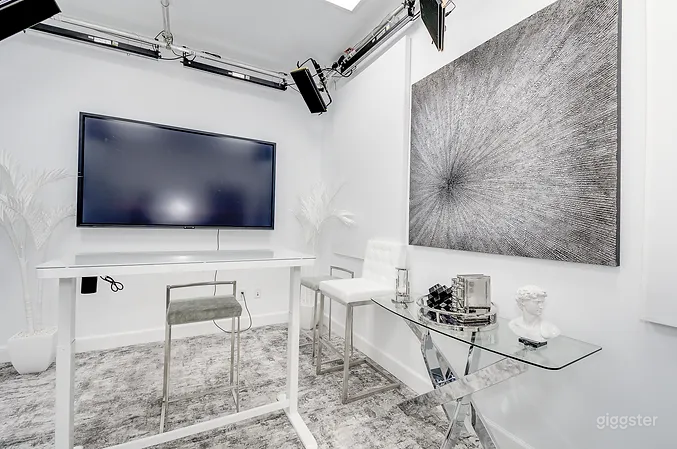 Stunning Whiteboard Content Studio Photo 4