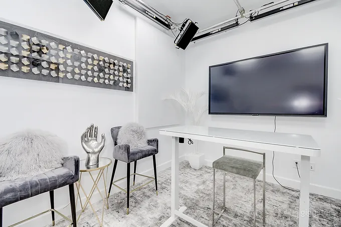 Stunning Whiteboard Content Studio Photo 3