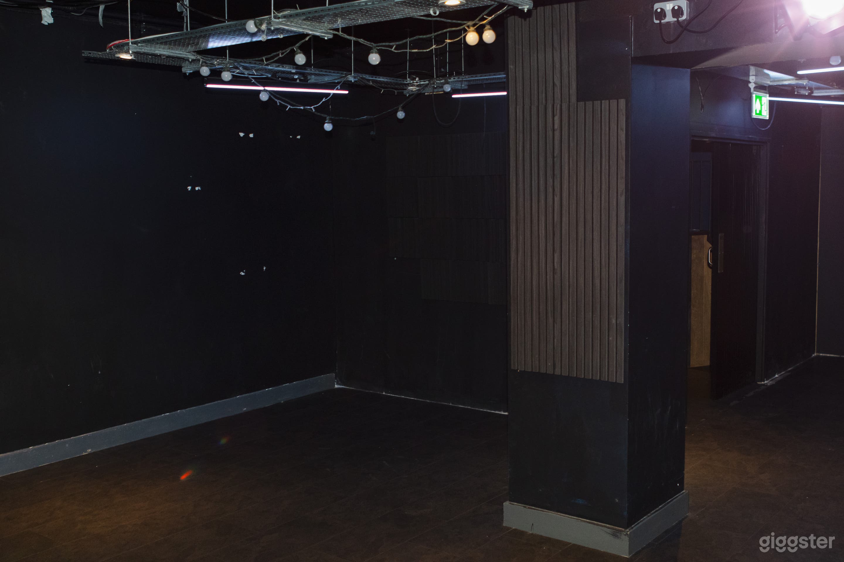 Live Music Room Photo 2