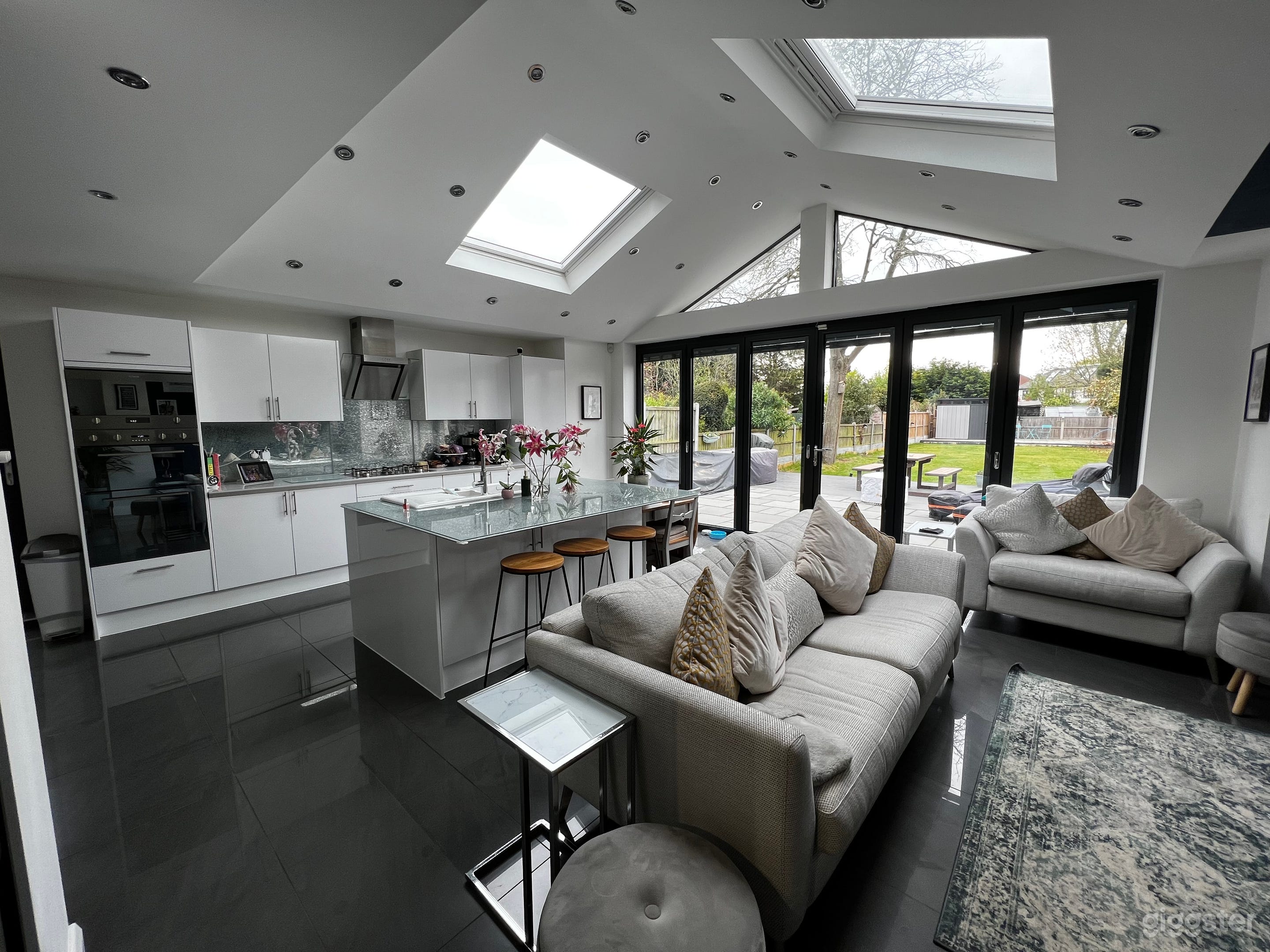 Contemporary family home Photo 3