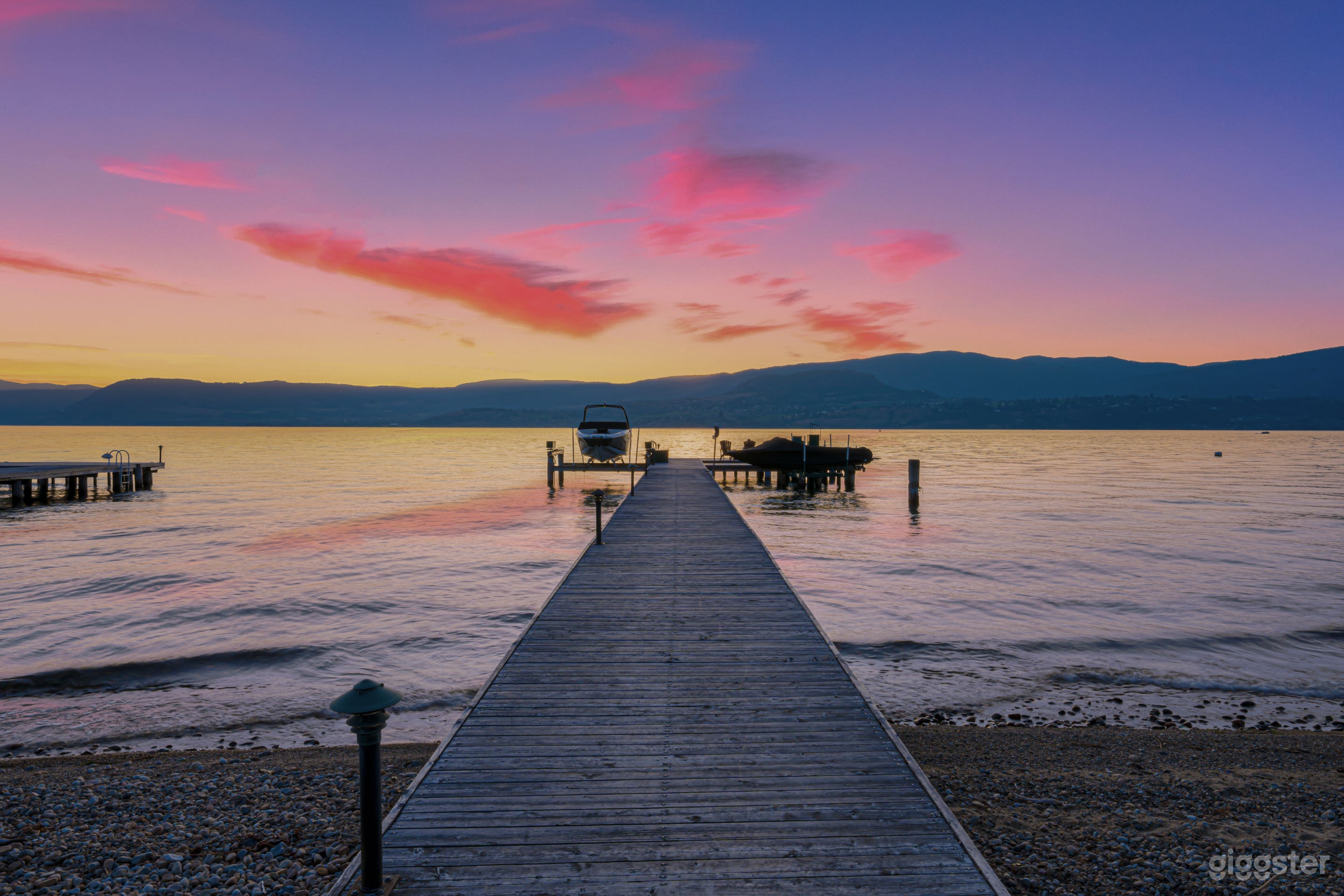 English Style Waterfront Home W/ Heated Pool Photo 3