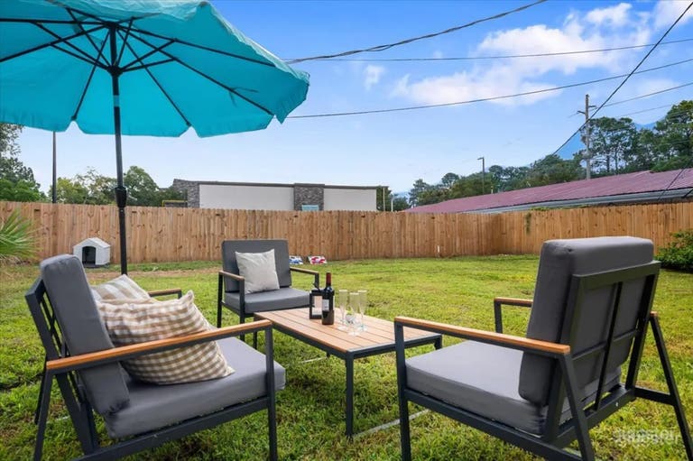  Cozy Urban Backyard Retreat 