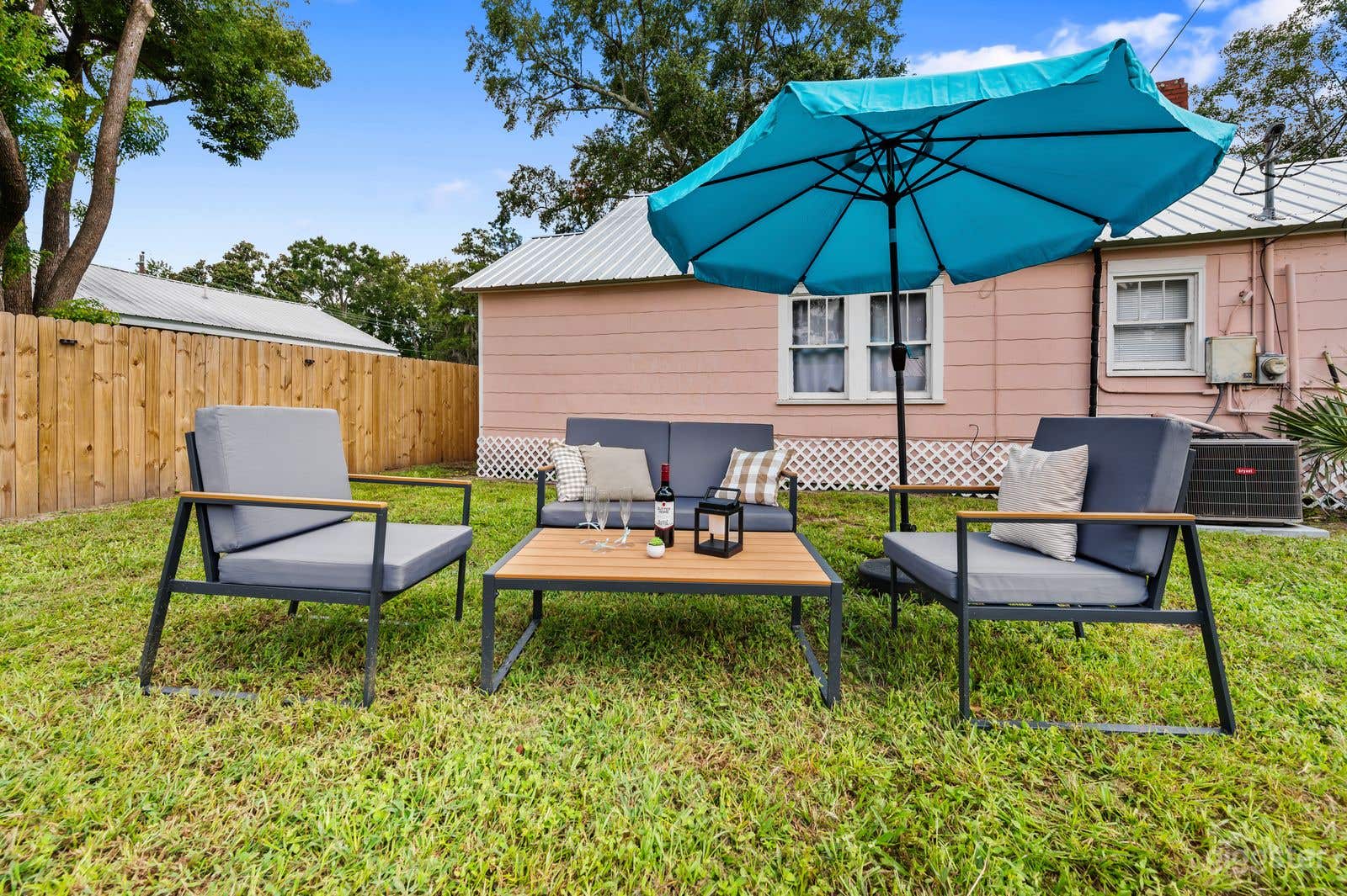 Cozy Urban Backyard Retreat Photo 4