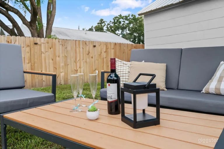  Cozy Urban Backyard Retreat 