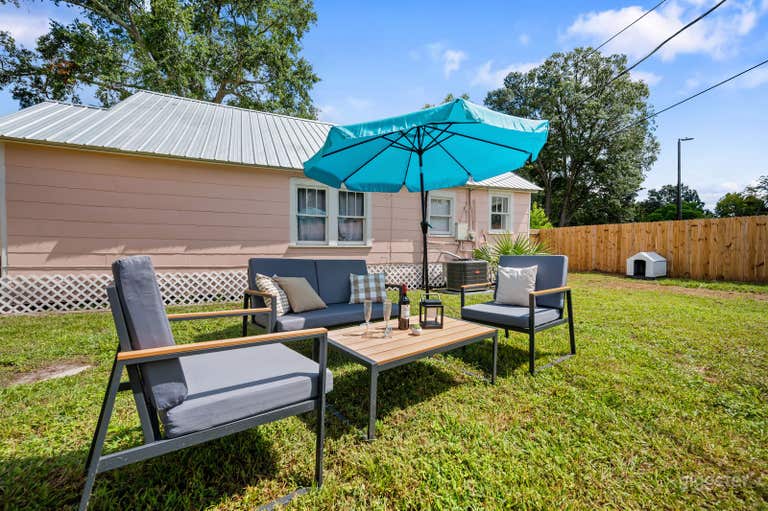  Cozy Urban Backyard Retreat 