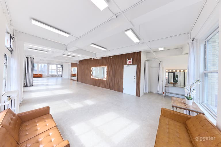  Expansive Skyline Loft - Connected Studio Space 