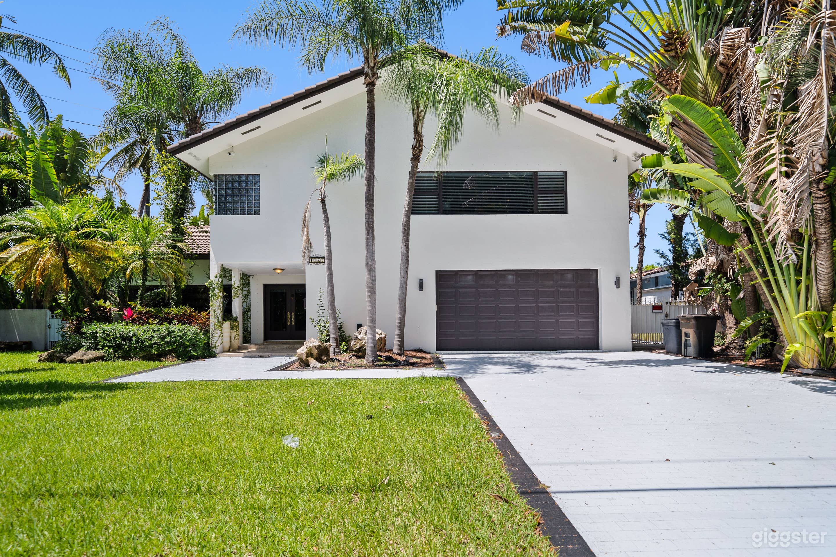 EXQUISITE WATERFRONT RETREAT: VILLA PERLA Photo 3