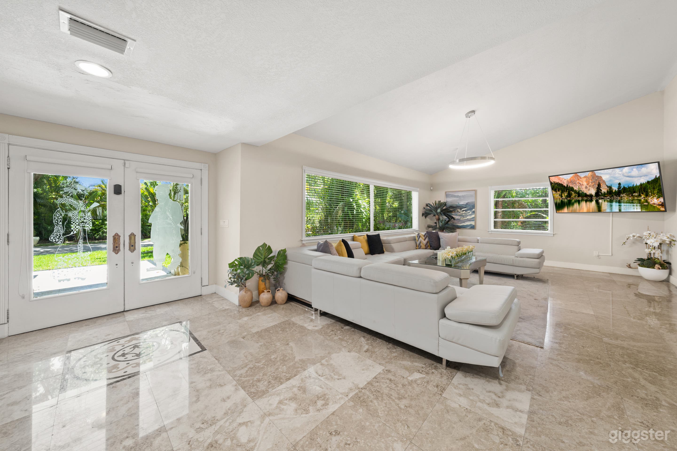 EXQUISITE WATERFRONT RETREAT: VILLA PERLA Photo 4