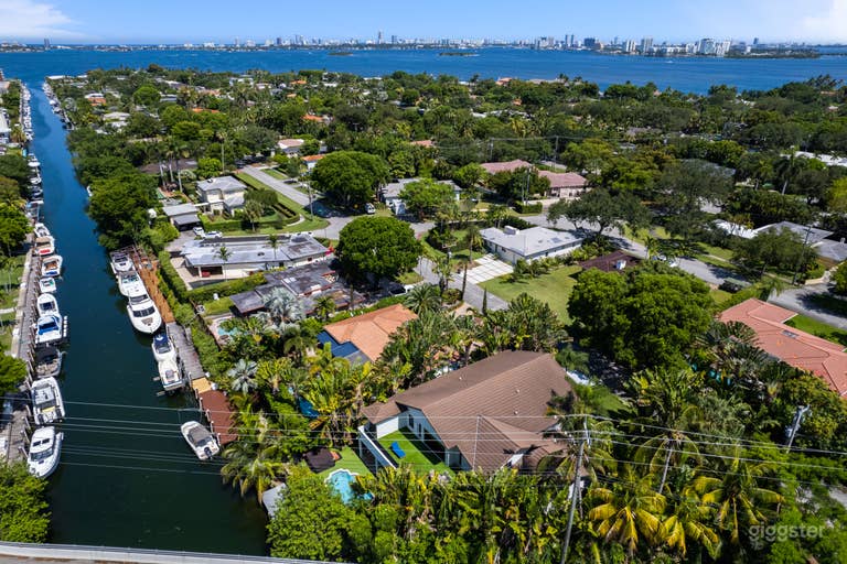  EXQUISITE WATERFRONT RETREAT: VILLA PERLA 