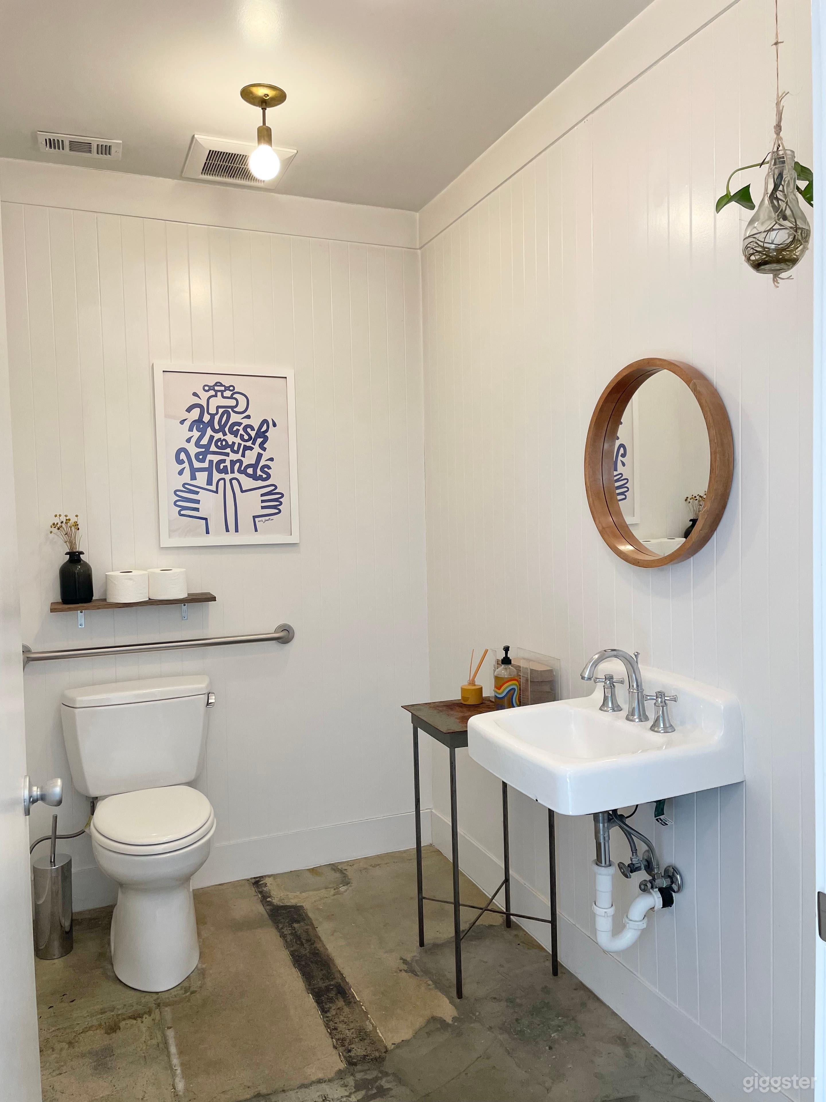 Bright &amp; Airy minimalist Salon space  Photo 4