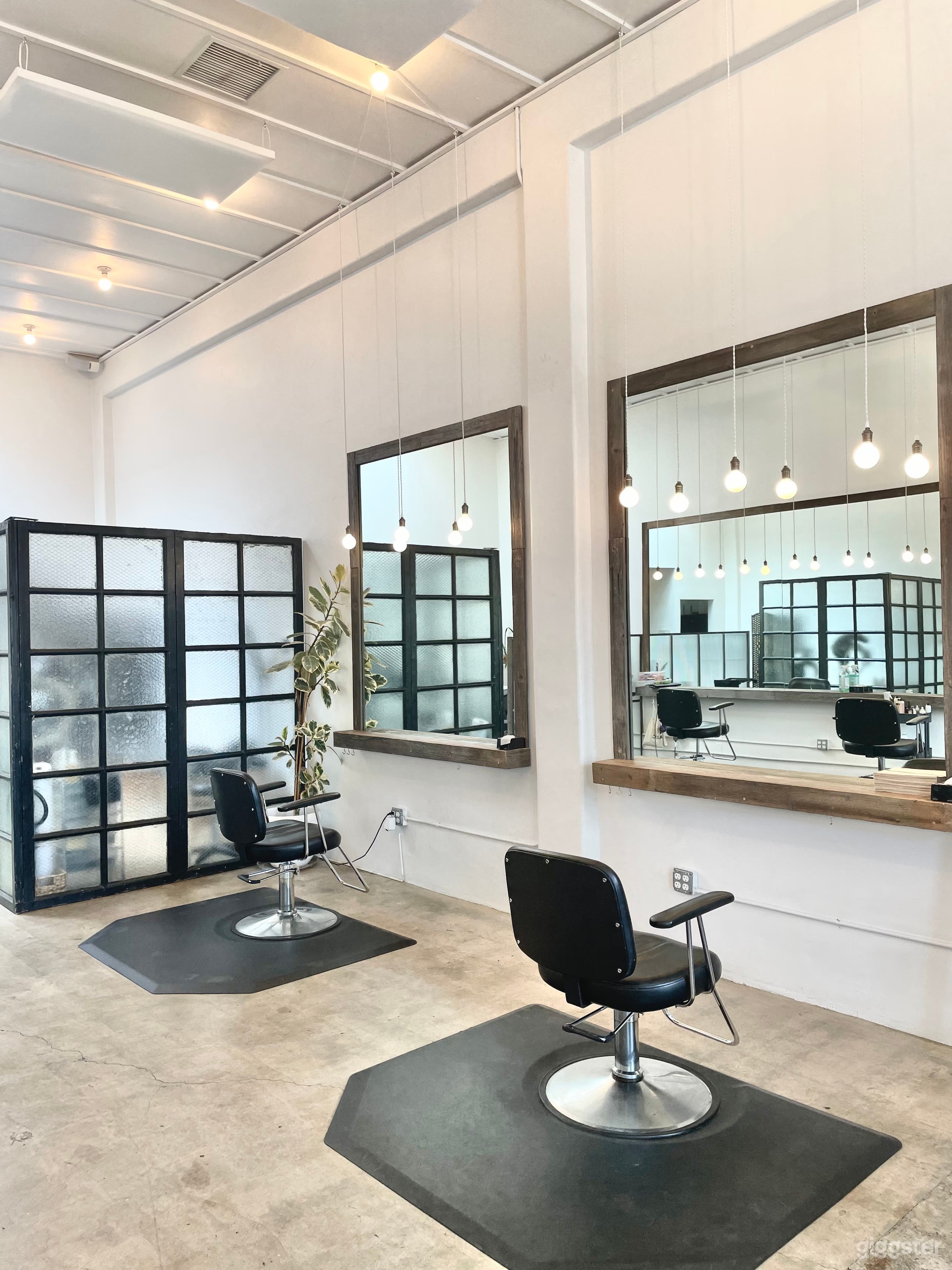 Bright &amp; Airy minimalist Salon space  Photo 1