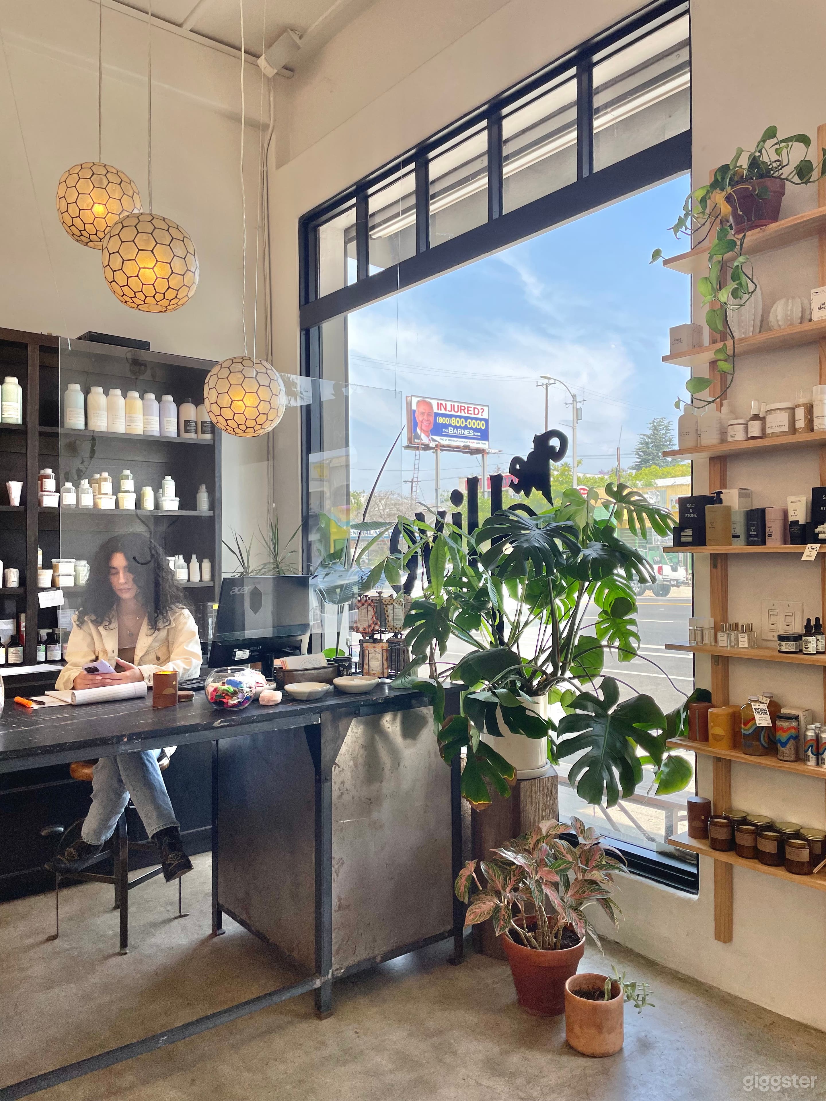 Bright &amp; Airy minimalist Salon space  Photo 3