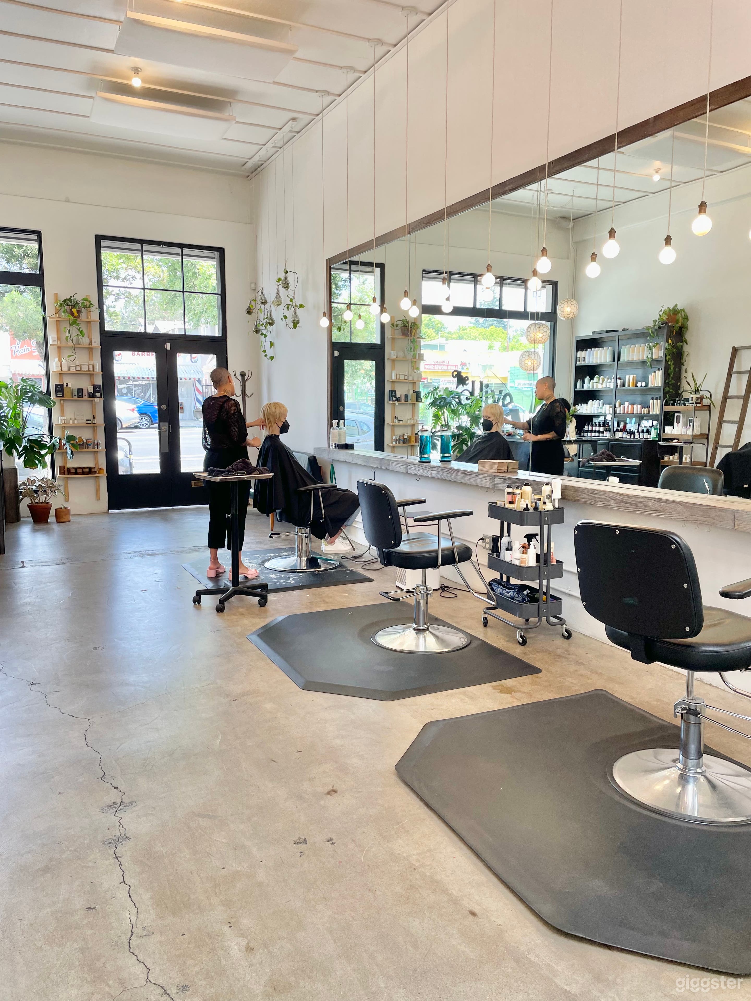 Bright &amp; Airy minimalist Salon space  Photo 2