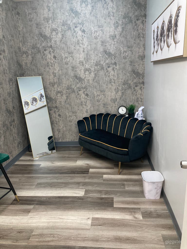  Suite/dressing room included with all rentals  