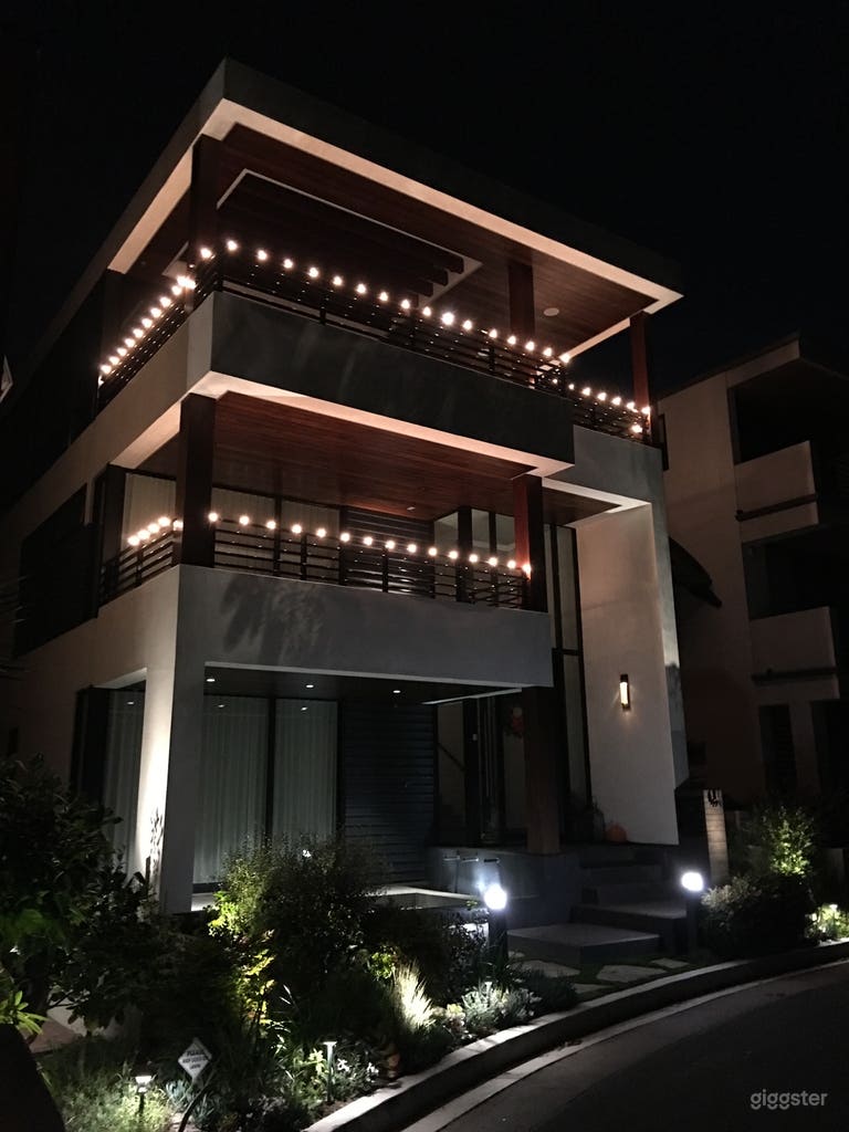  Facciata principale di notte 
