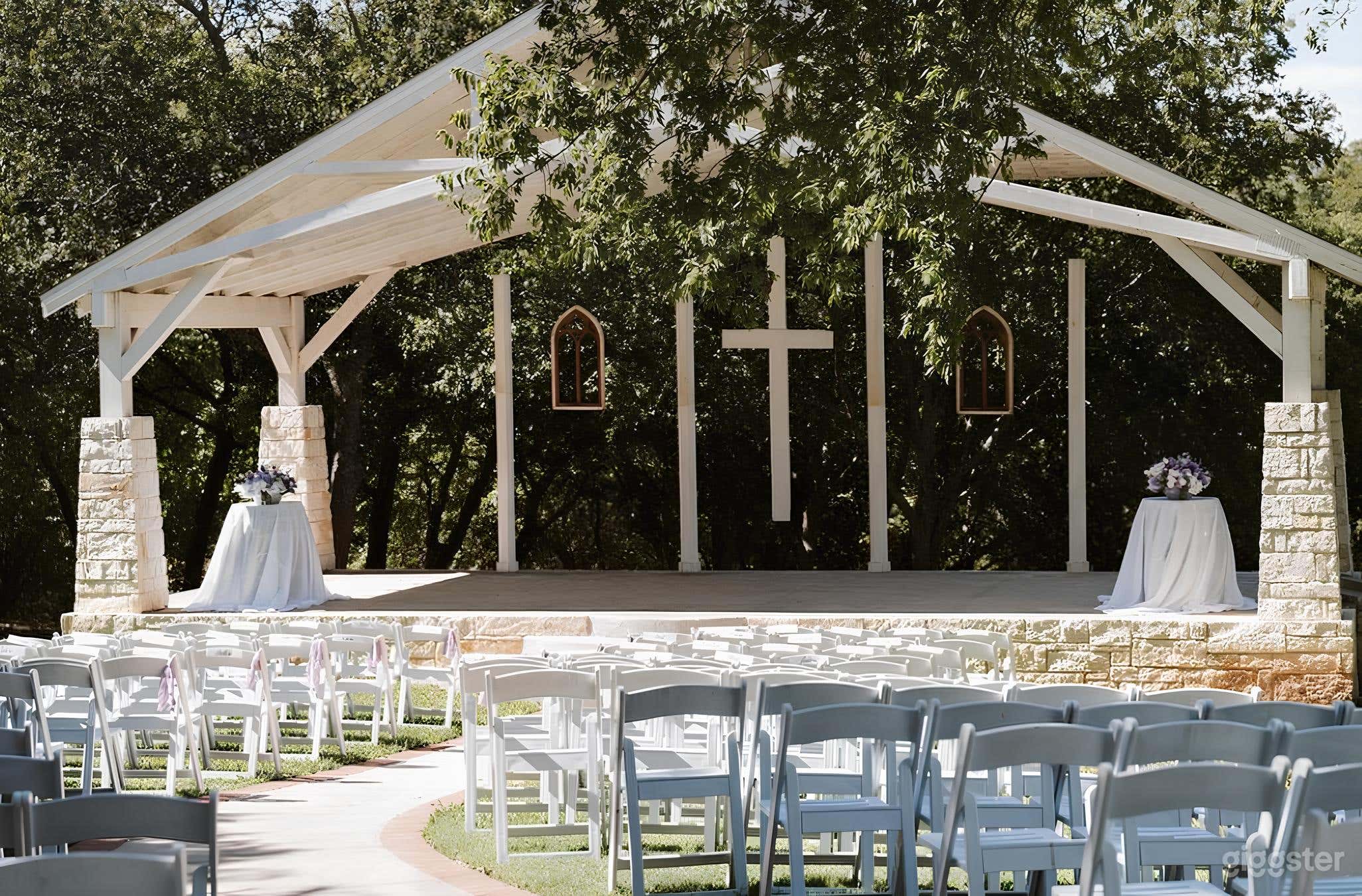 The Charming Lawn with Large Pergola Photo 4