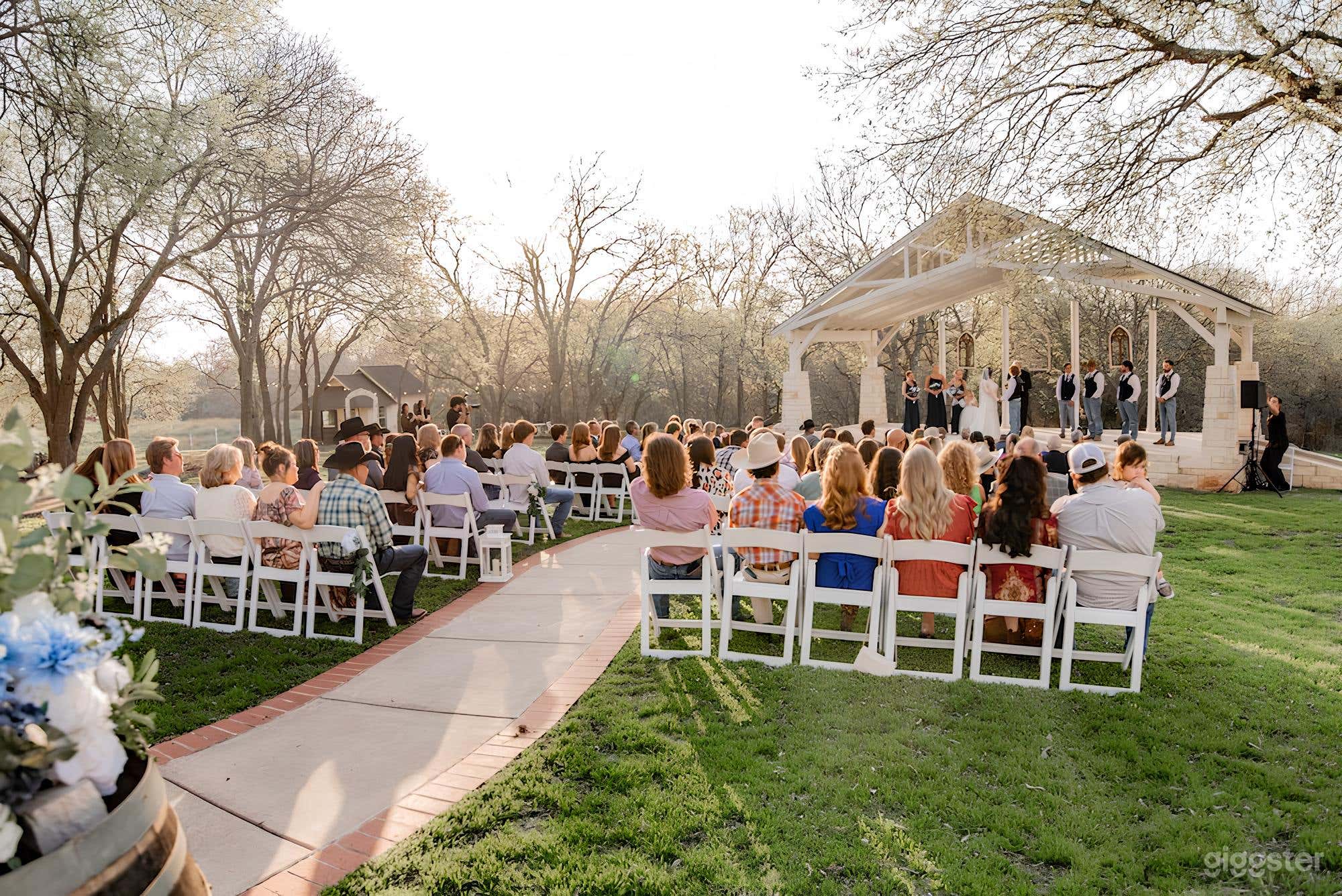 The Charming Lawn with Large Pergola Photo 2