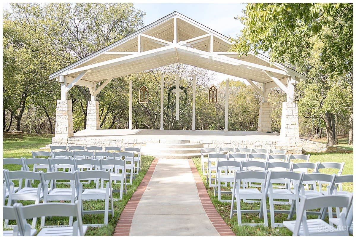 The Charming Lawn with Large Pergola Photo 1