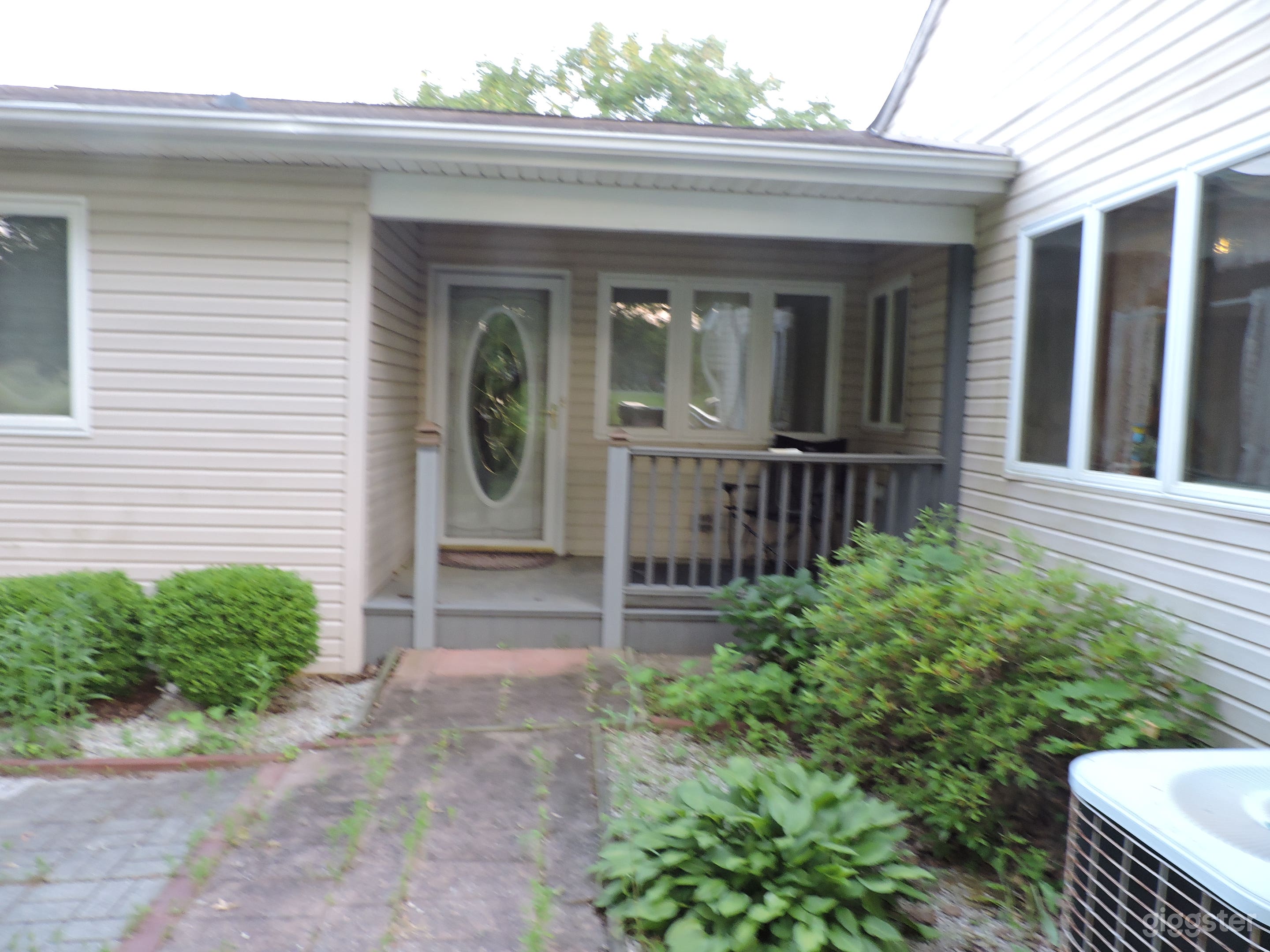 Second entrance in front