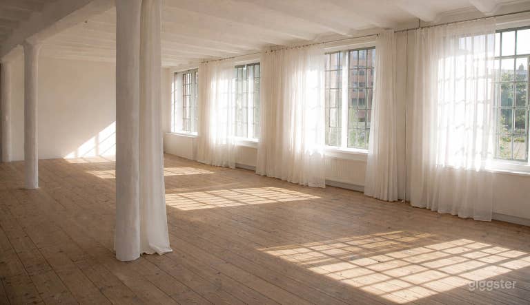  Sonnendurchflutetes Industrie-Loft-Studio mit großen Fenstern 