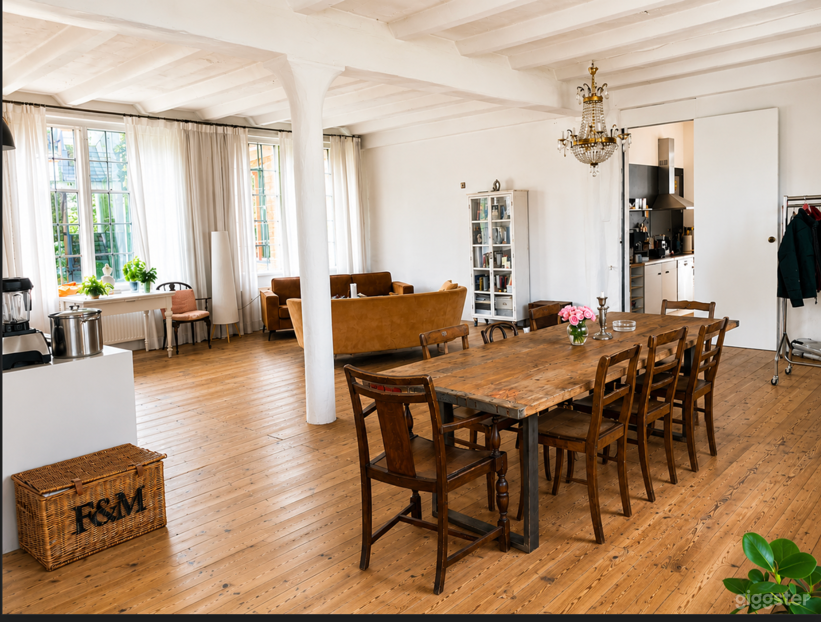 Sonnendurchflutetes Industrie-Loft-Studio mit großen Fenstern Foto 2