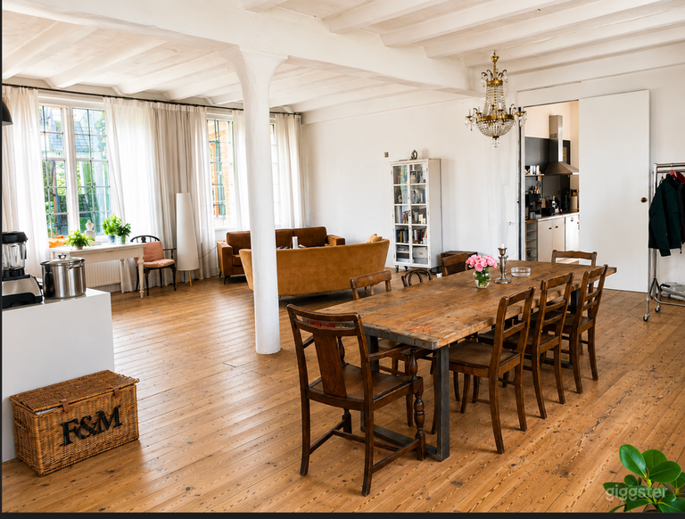  Sonnendurchflutetes Industrie-Loft-Studio mit großen Fenstern 