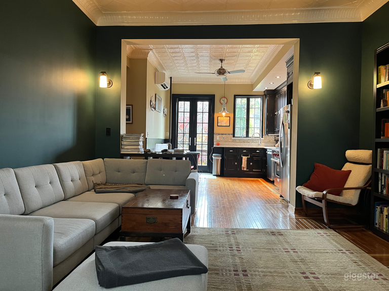  Vue à travers le niveau du salon vers la terrasse arrière 