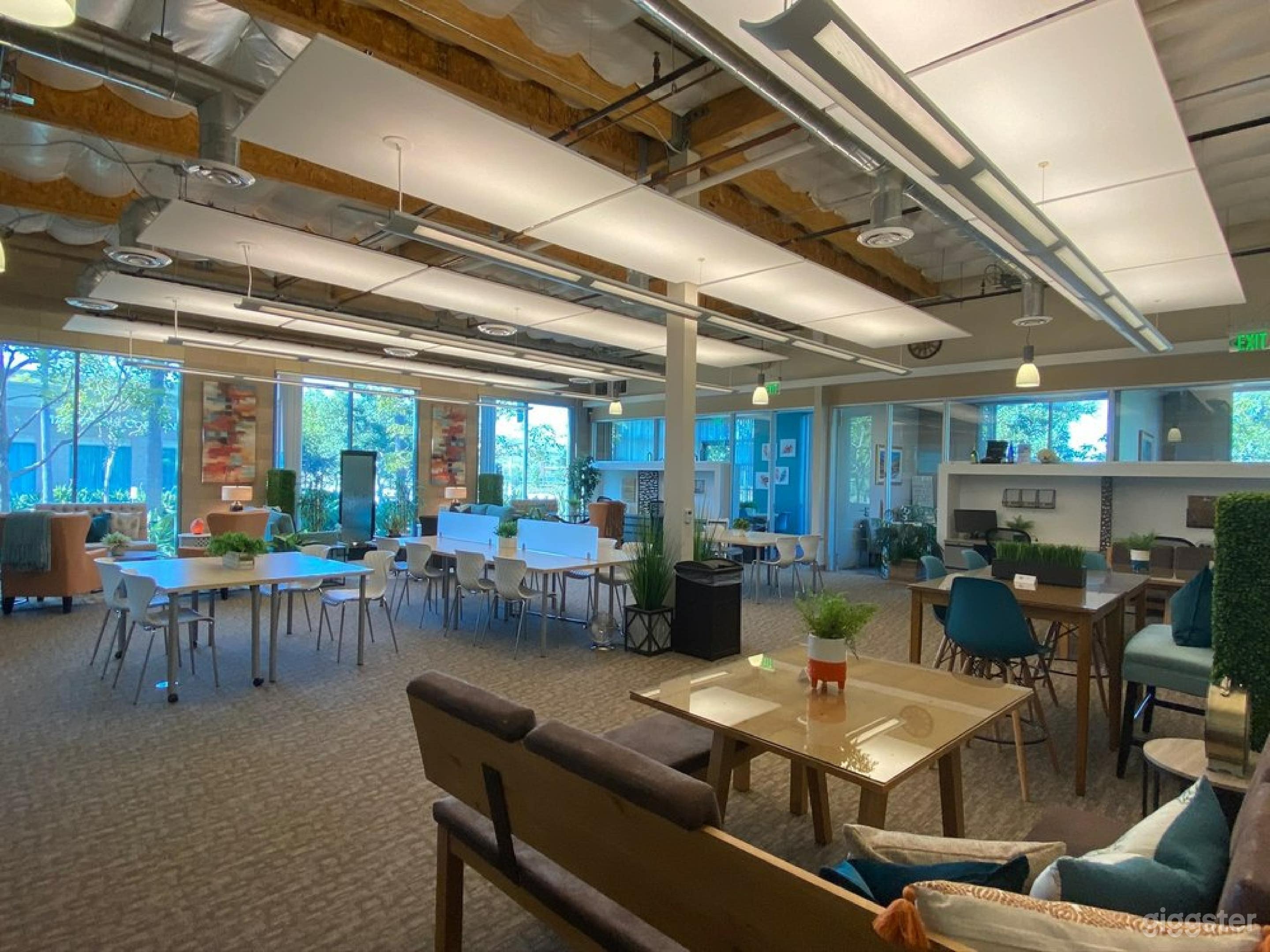 Large Conference Room Photo 4