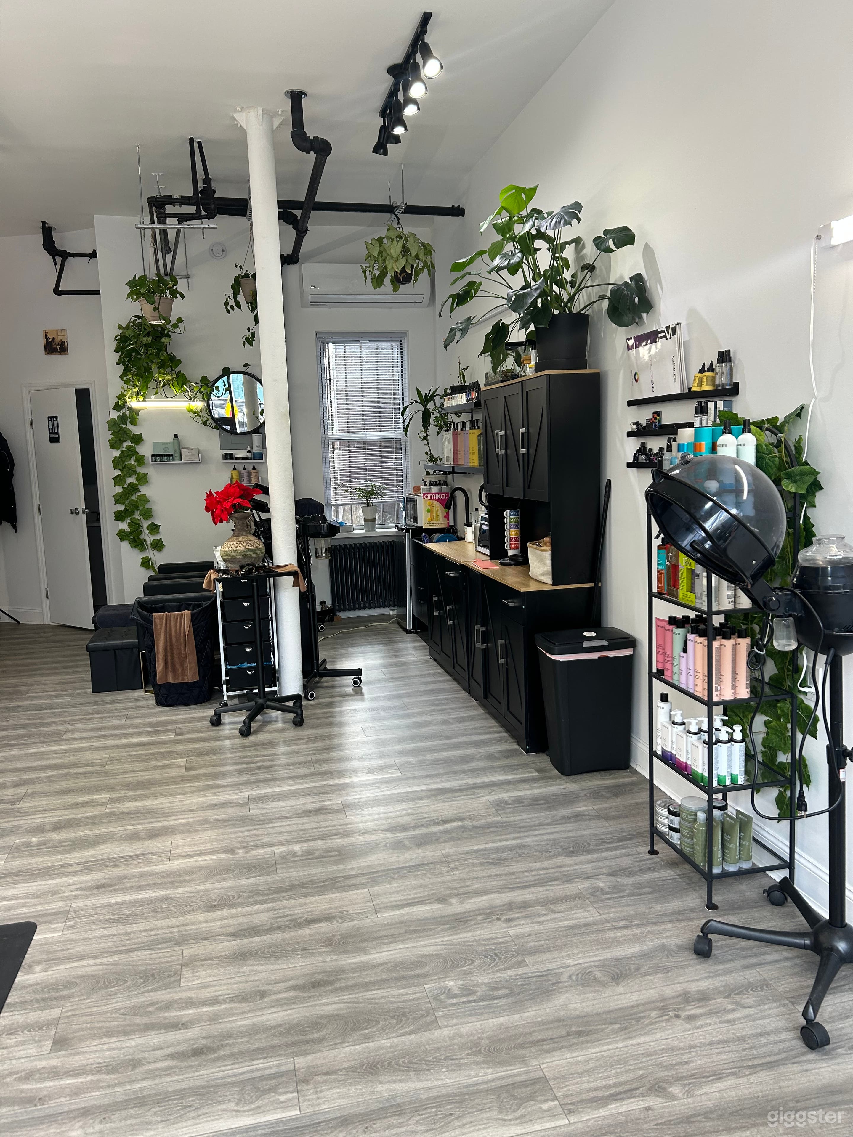 Salon Studio - Modern, Cozy, Ready! Photo 3