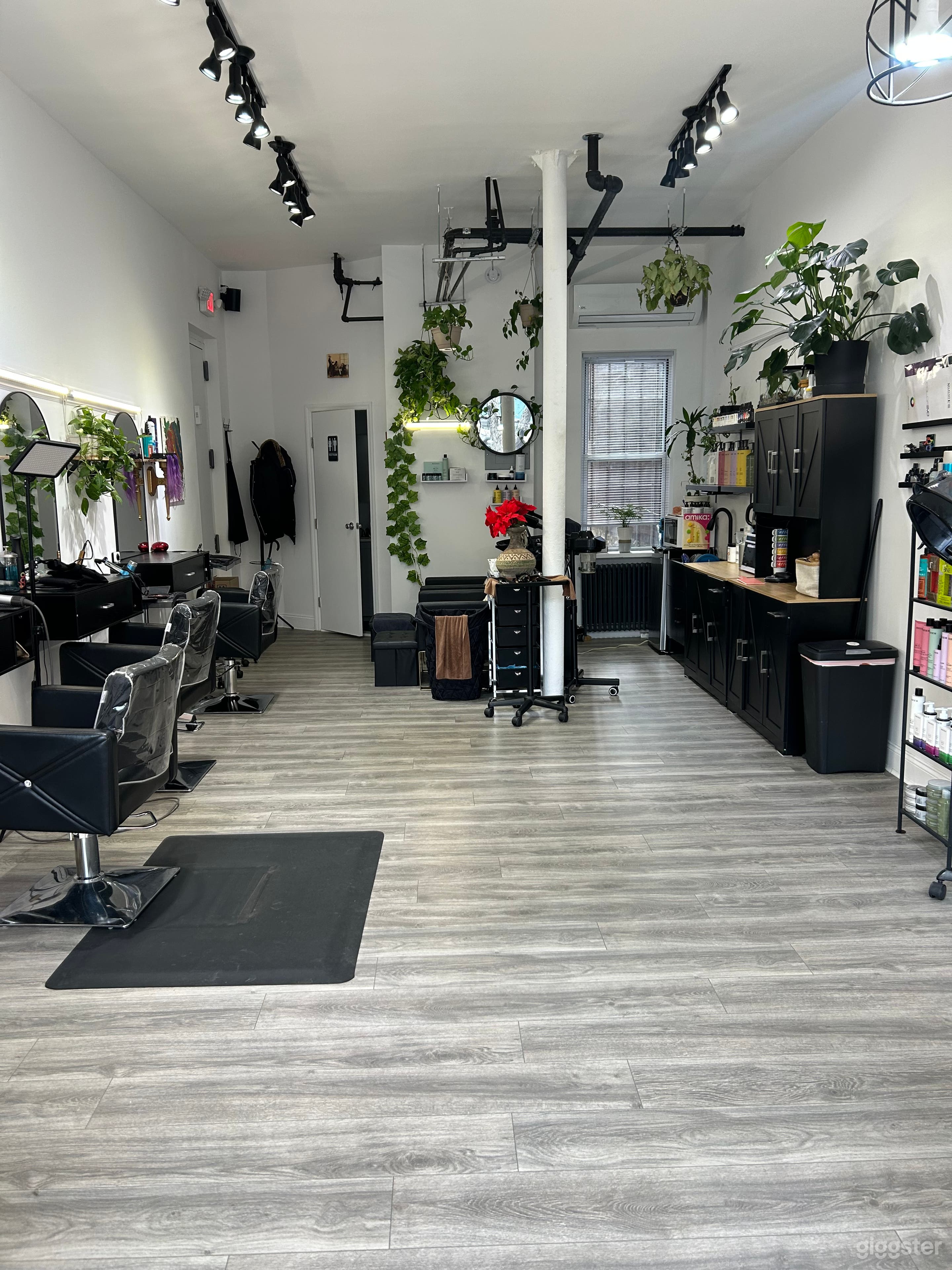 Salon Studio - Modern, Cozy, Ready! Photo 4