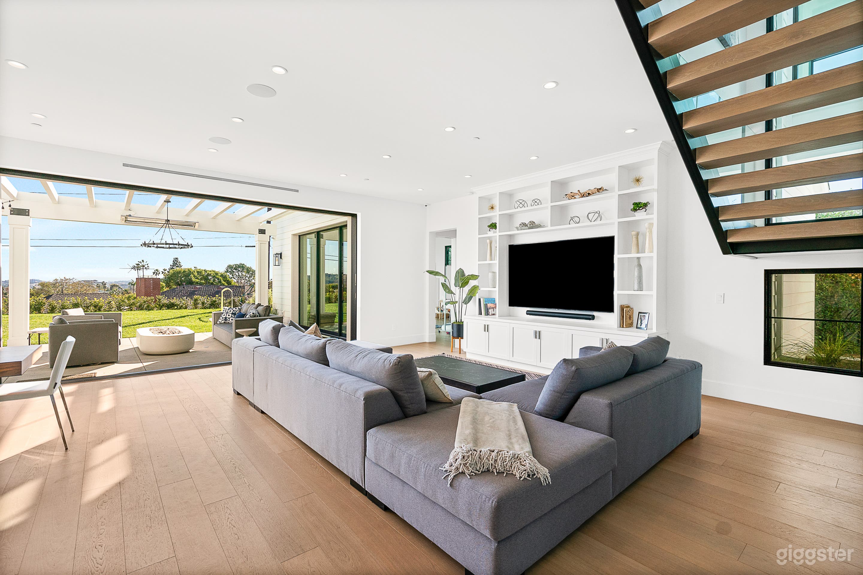 Cheviot Hills Modern Farmhouse Photo 4