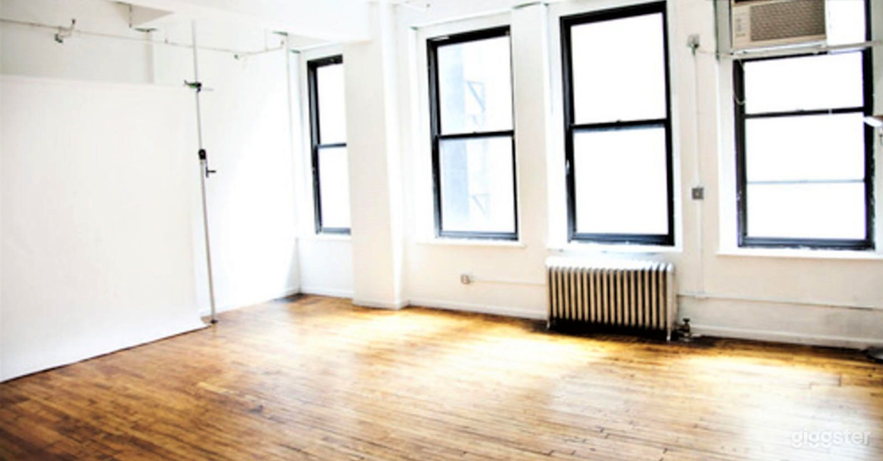 Fully Equipped Midtown Photo Studio Photo 2