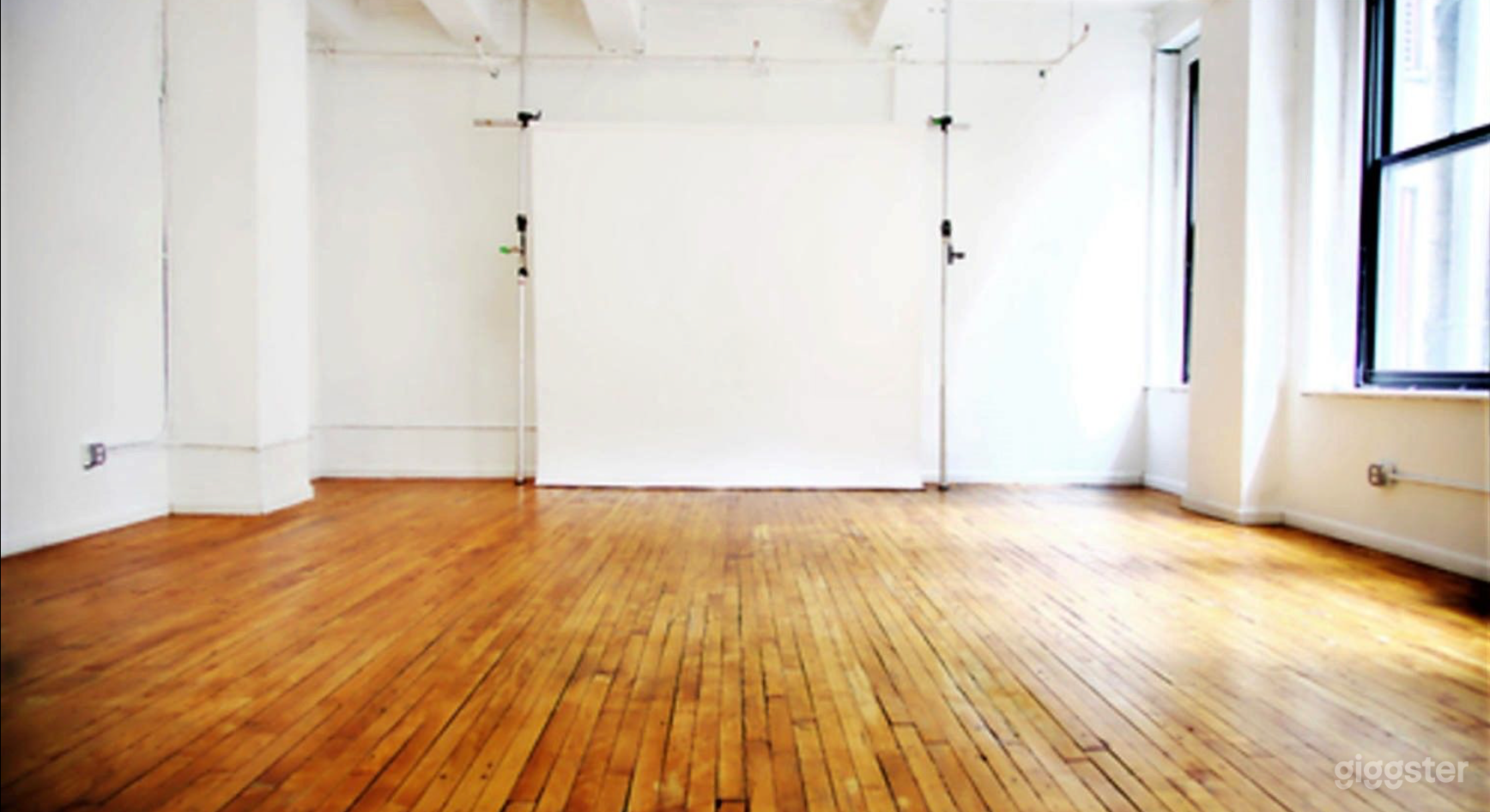 Fully Equipped Midtown Photo Studio Photo 1