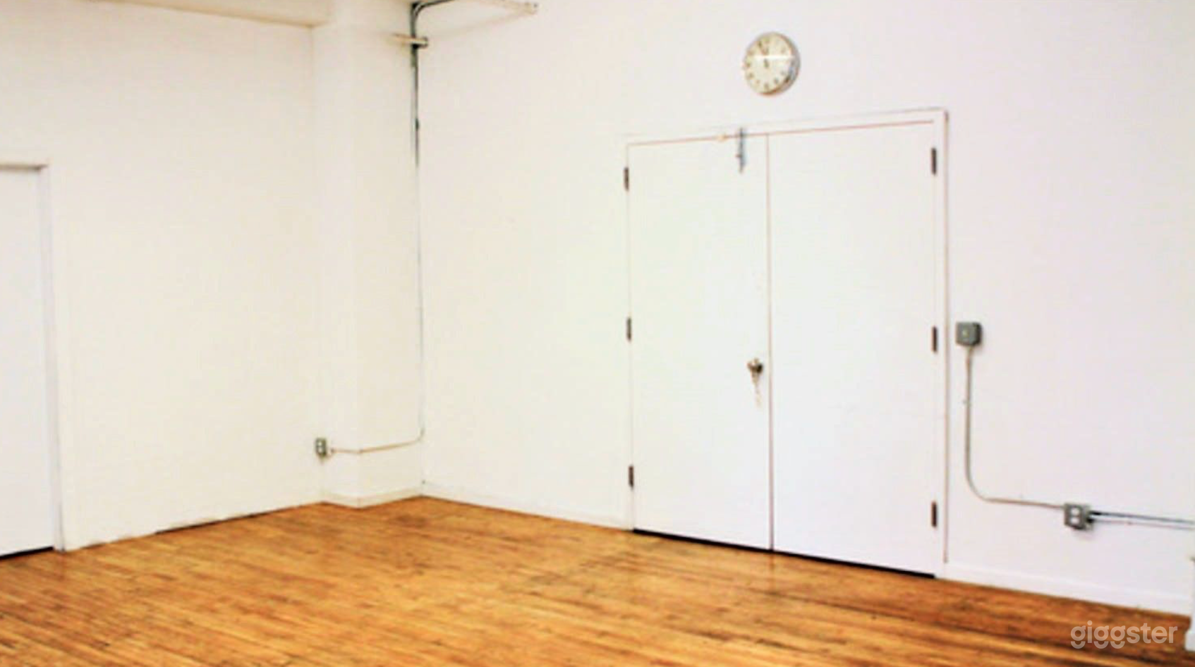 Fully Equipped Midtown Photo Studio Photo 3