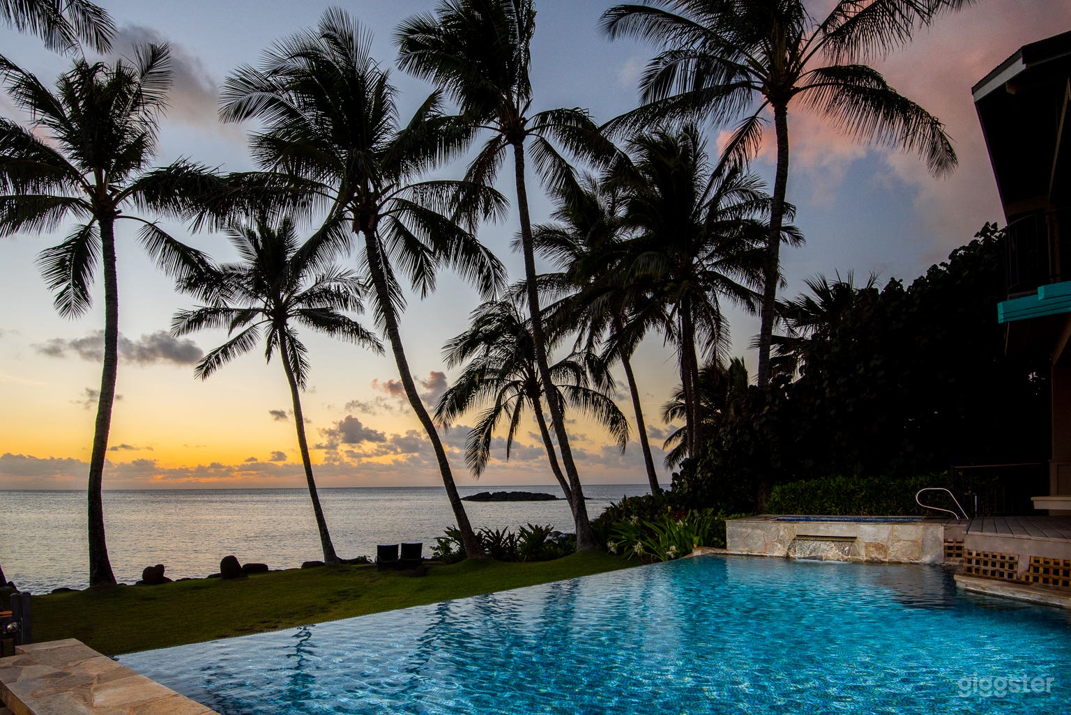 Stunning Oceanfront North Shore Beach House Photo 2