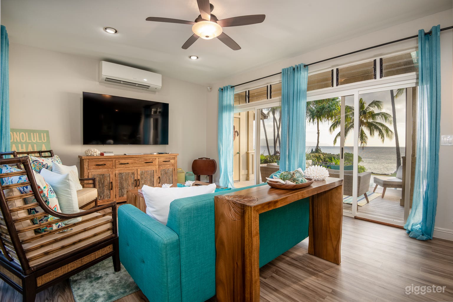 Stunning Oceanfront North Shore Beach House Photo 4