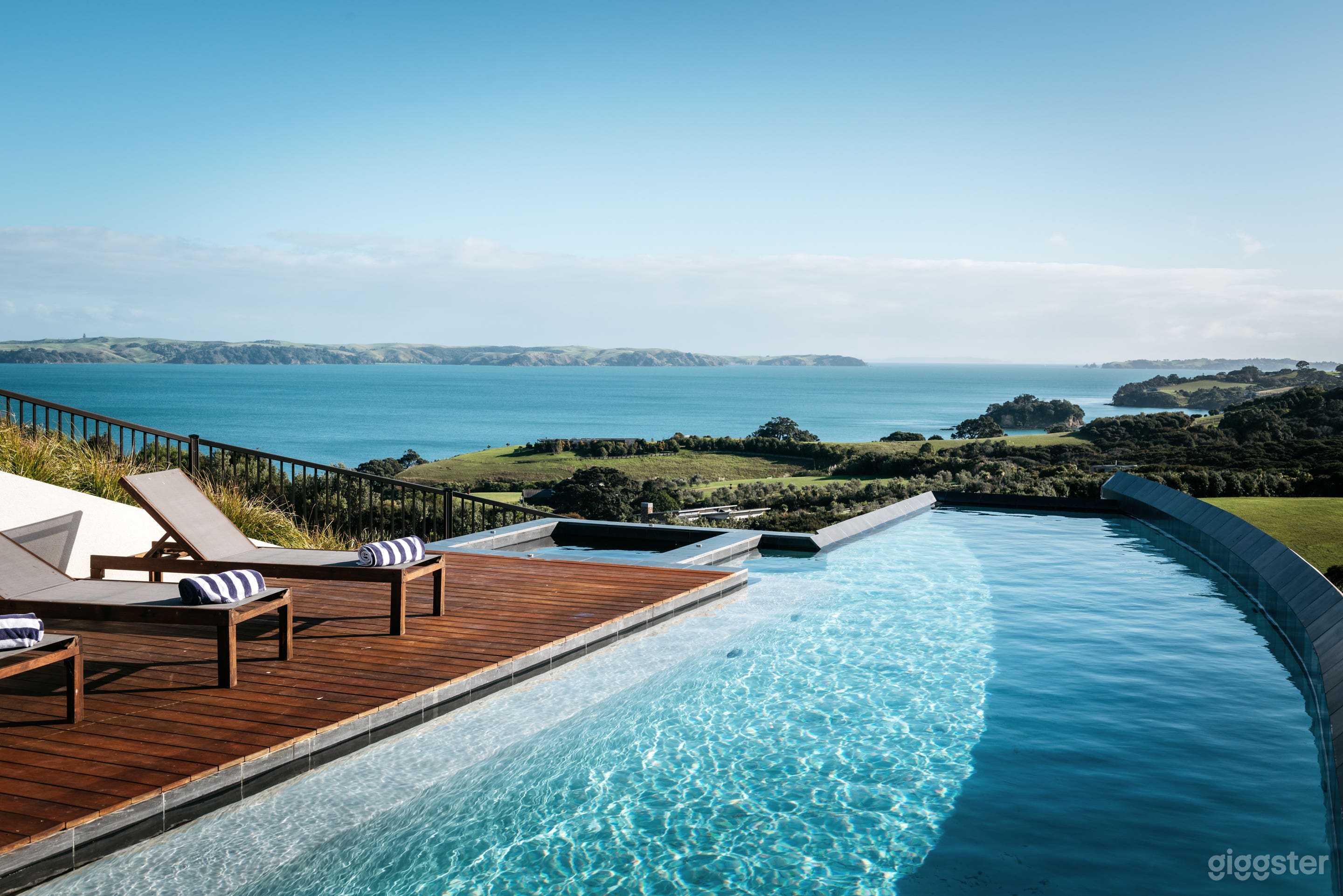 Large property on Waiheke with stunning sea views Photo 1