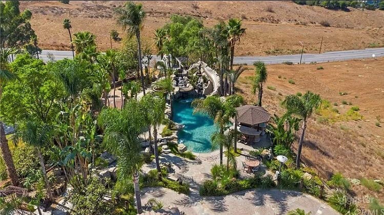  Lagoon-Style Treasure Island Pool  