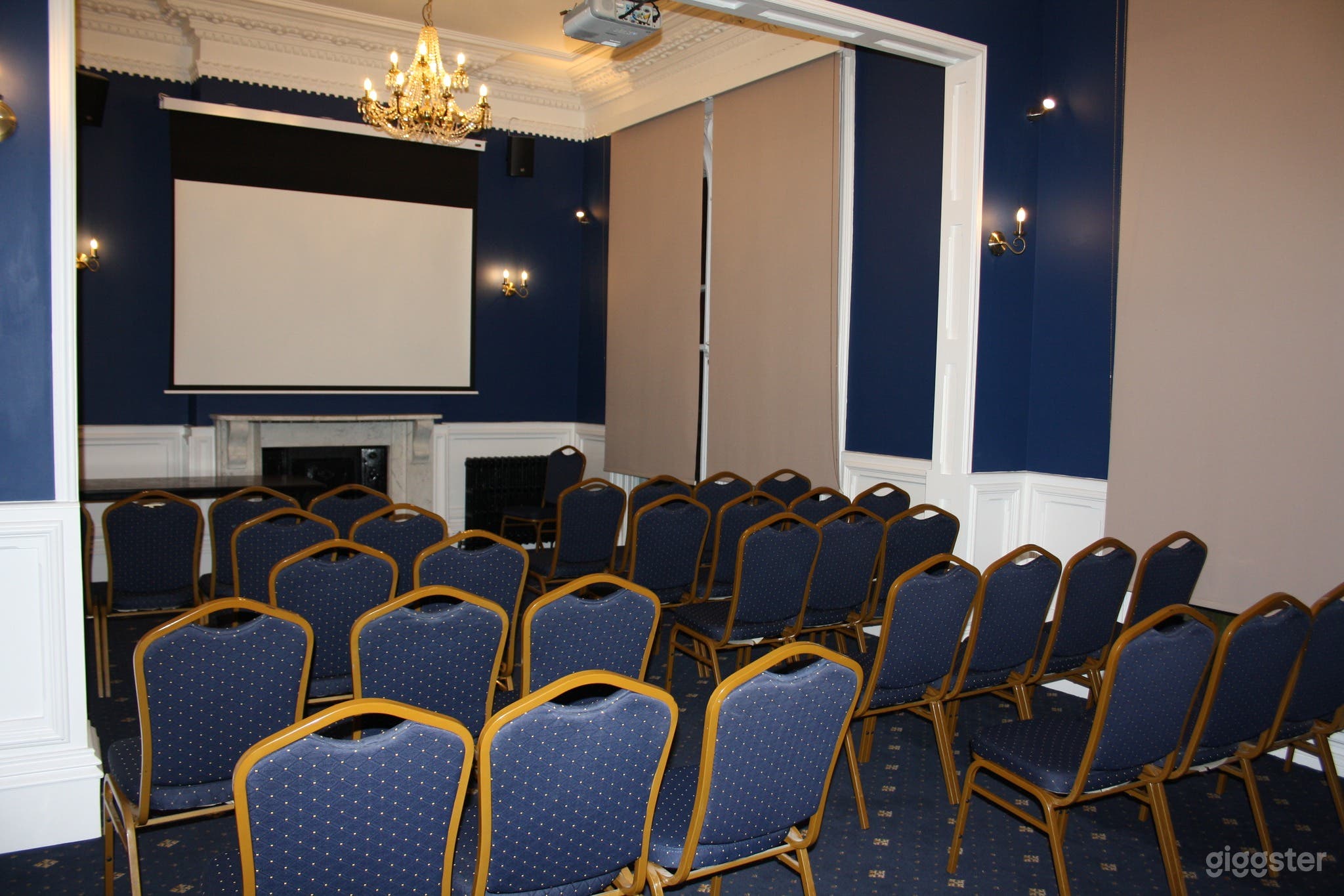 Elegant High-Ceiling room for Events Photo 1