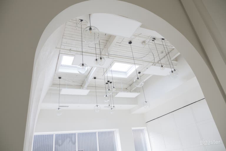  Espacio para eventos espacioso con un techo alto de 17 pies. Perfecto para reuniones íntimas, bodas y eventos corporativos. 