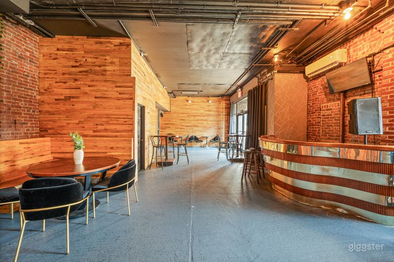  Saint James Spacious, Luxe Lounge w/ Exposed Brick 