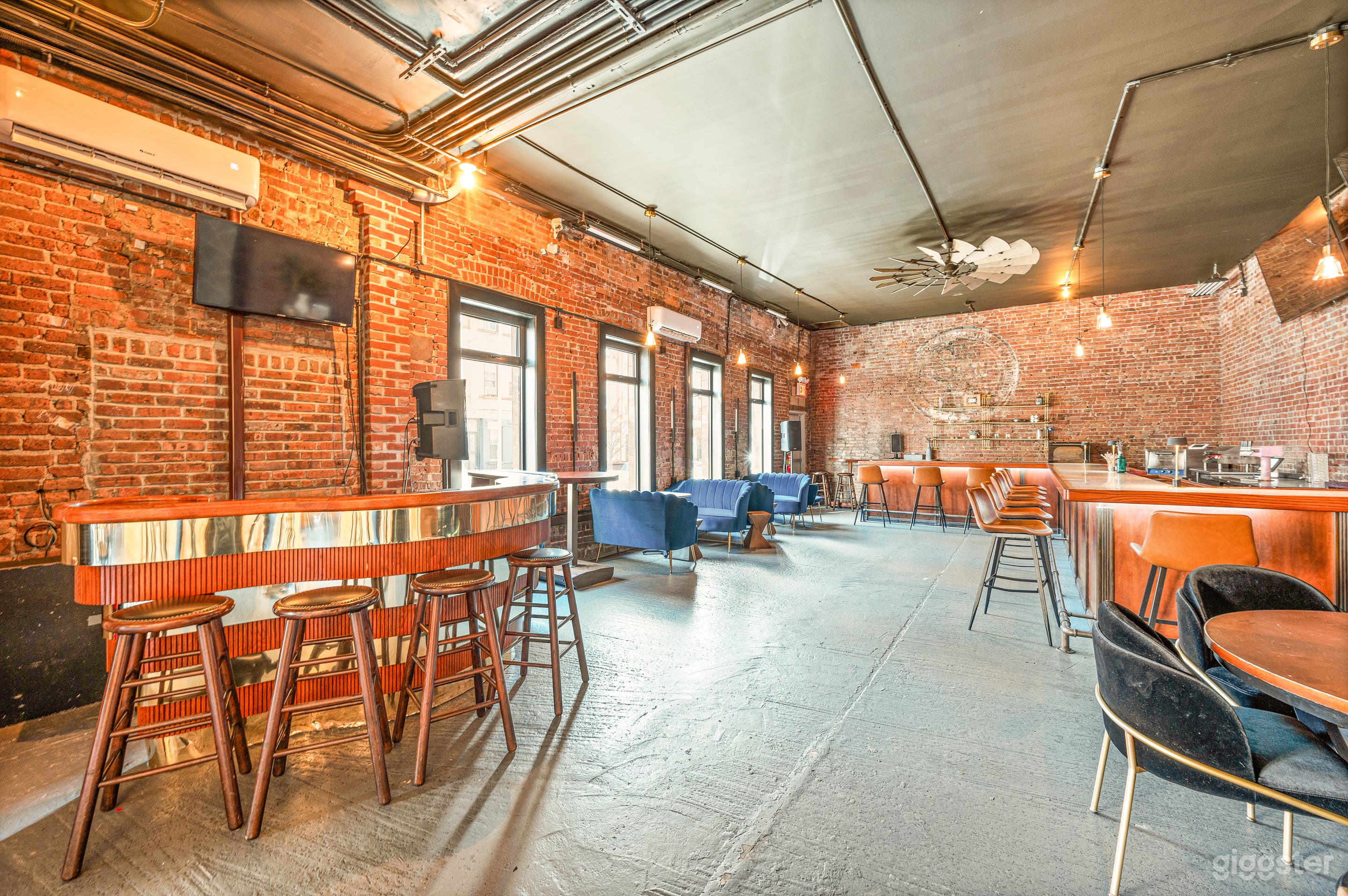 Saint James Spacious, Luxe Lounge w/ Exposed Brick Photo 3