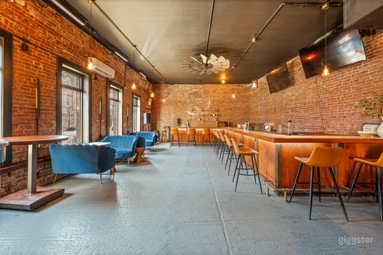  Saint James Spacious, Luxe Lounge w/ Exposed Brick 