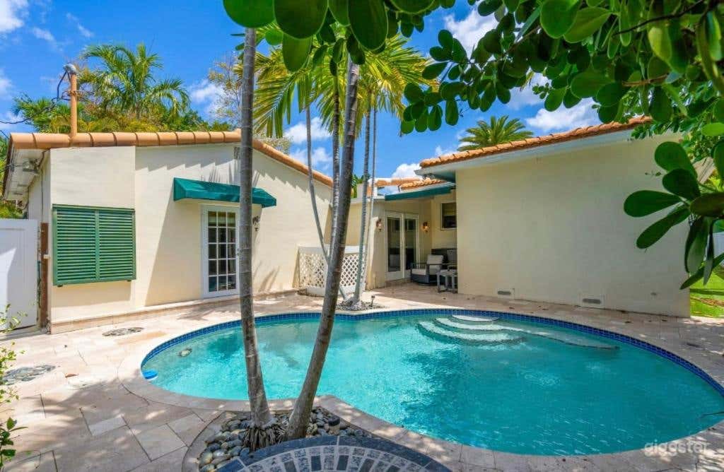 Tropical-Style Private Pool Photo 3