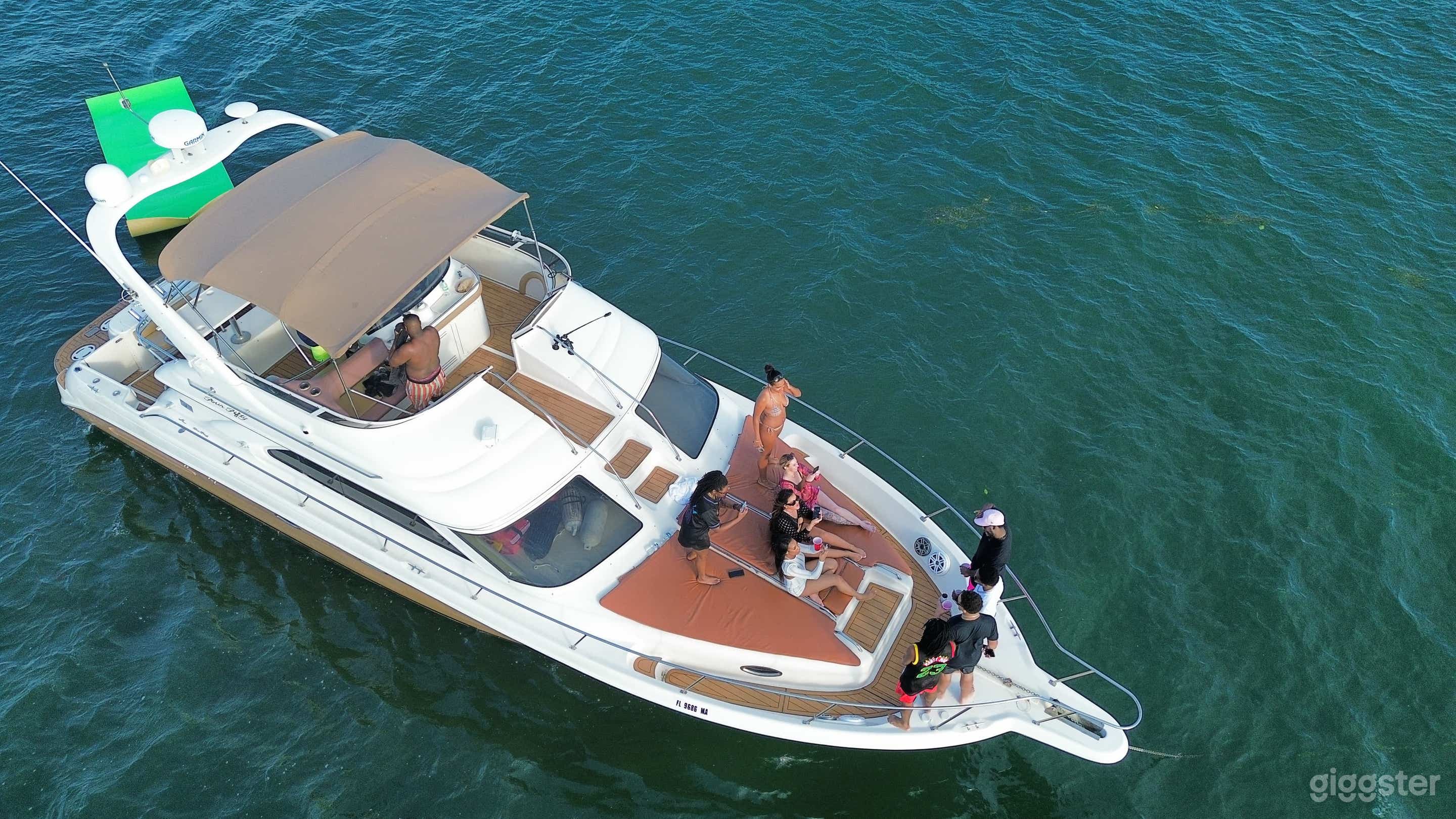 50' Flybridge Mundomo II Photo 3