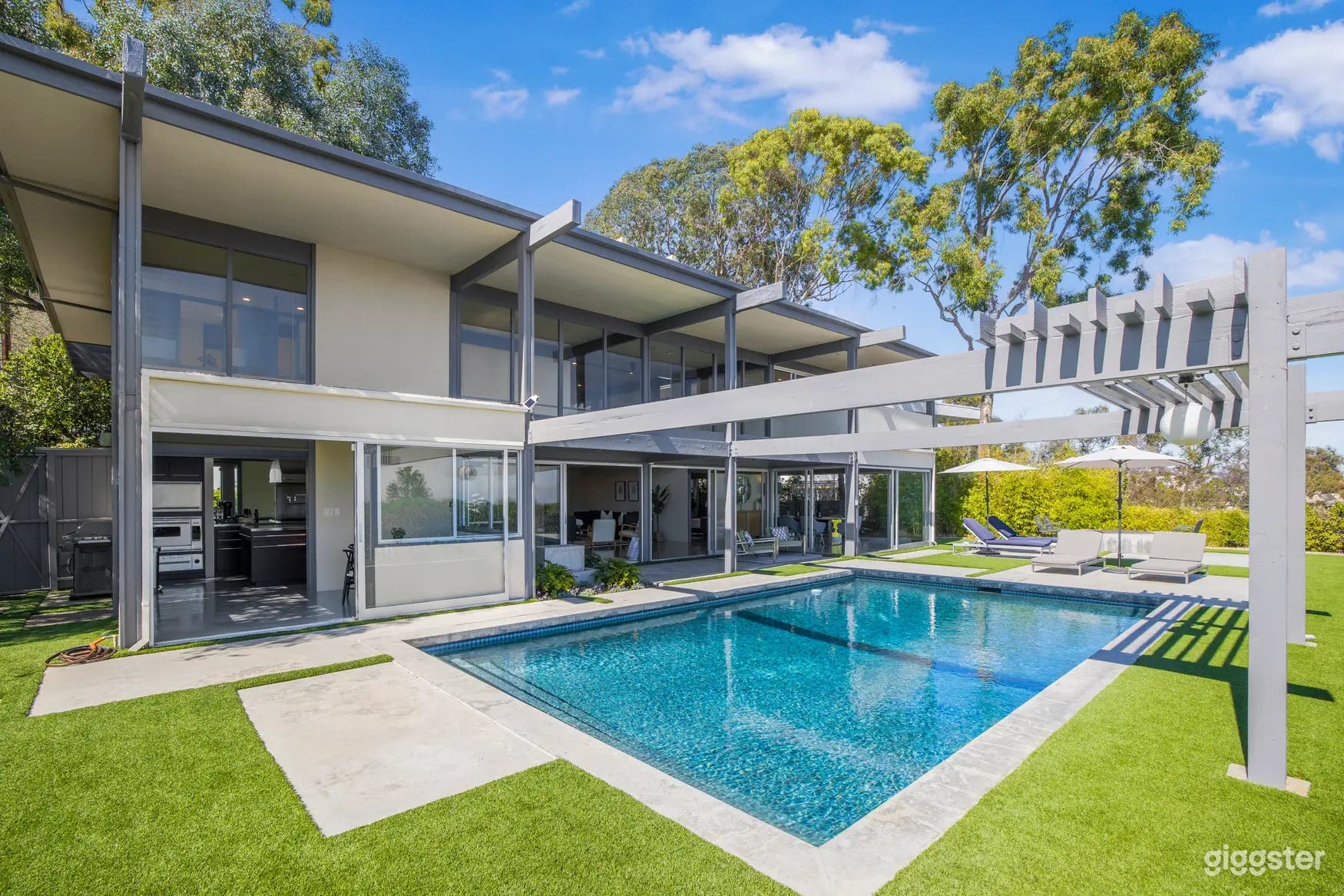 SLEEK ARCHITECTURAL OUTDOOR POOL Photo 2