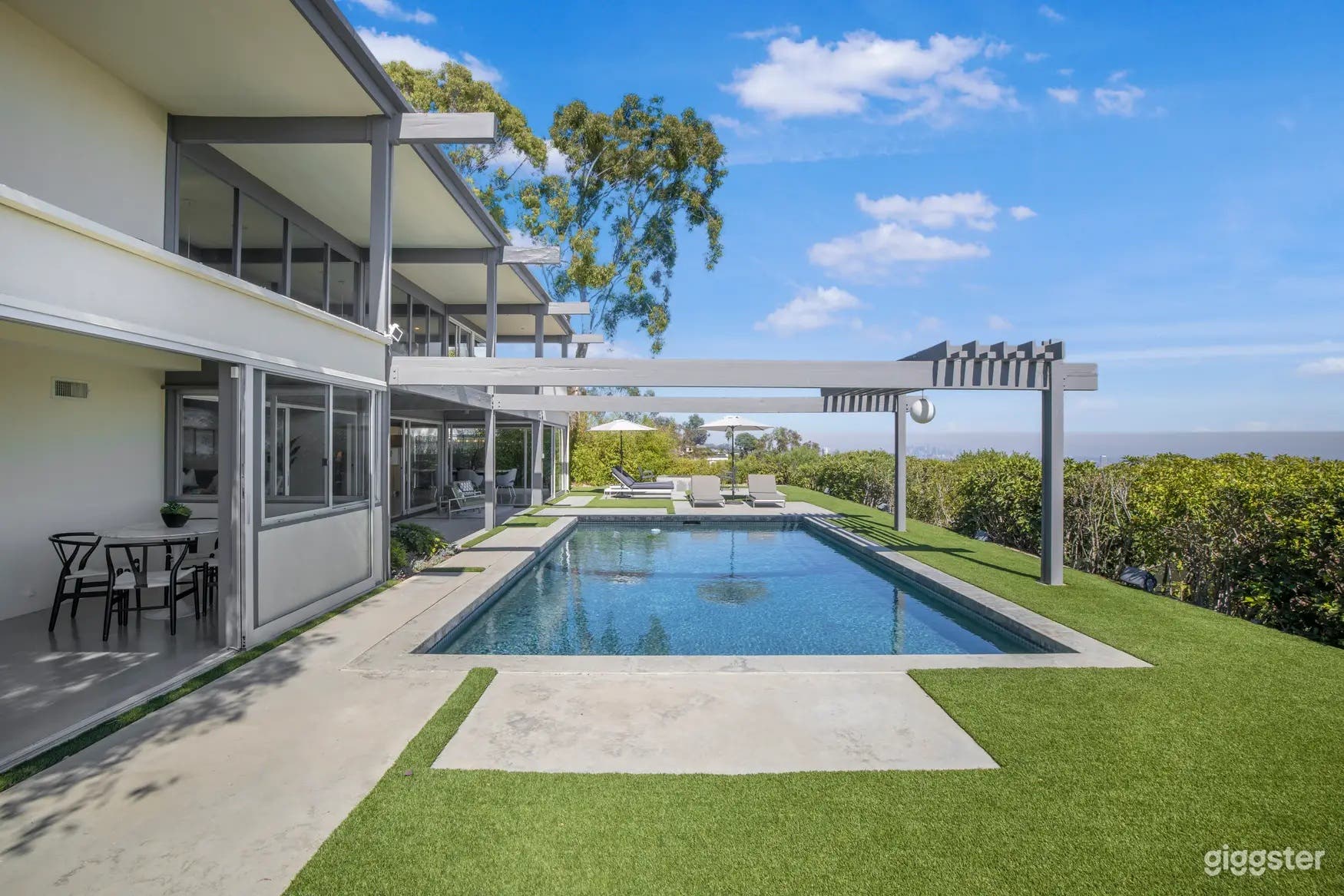 SLEEK ARCHITECTURAL OUTDOOR POOL Photo 4