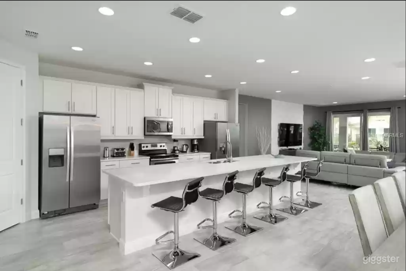 Upscale 9 Bed Disney Mansion Getaway Sleeps 18+ Photo 2