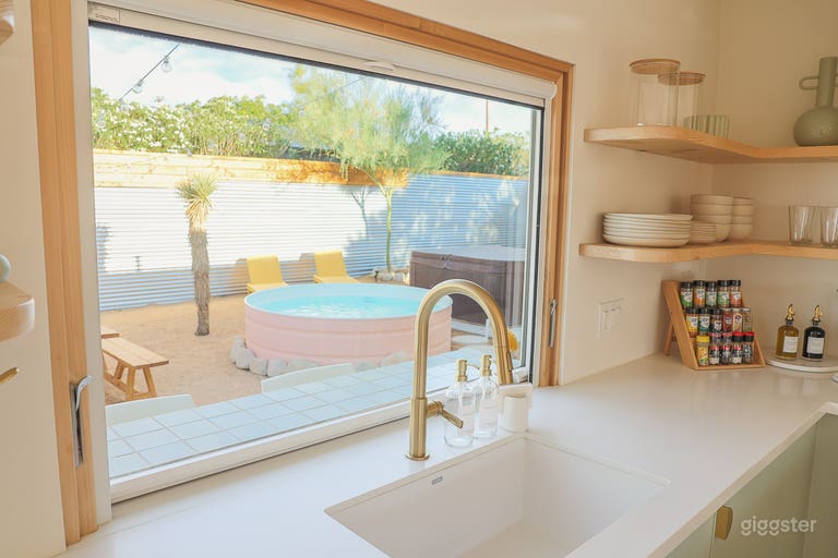  Fenêtre rabattable avec vue sur la baignoire cowboy, le jacuzzi et la table à manger 