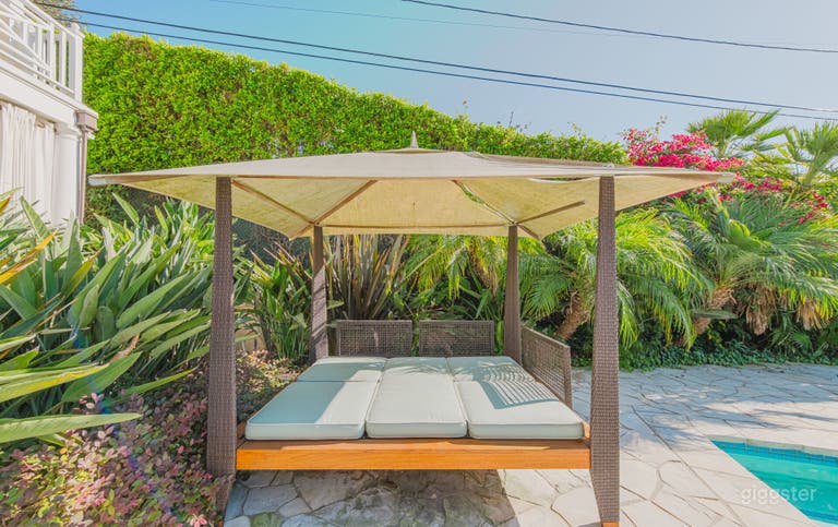   HOLLYWOOD HILLS ESTATE/POOL 